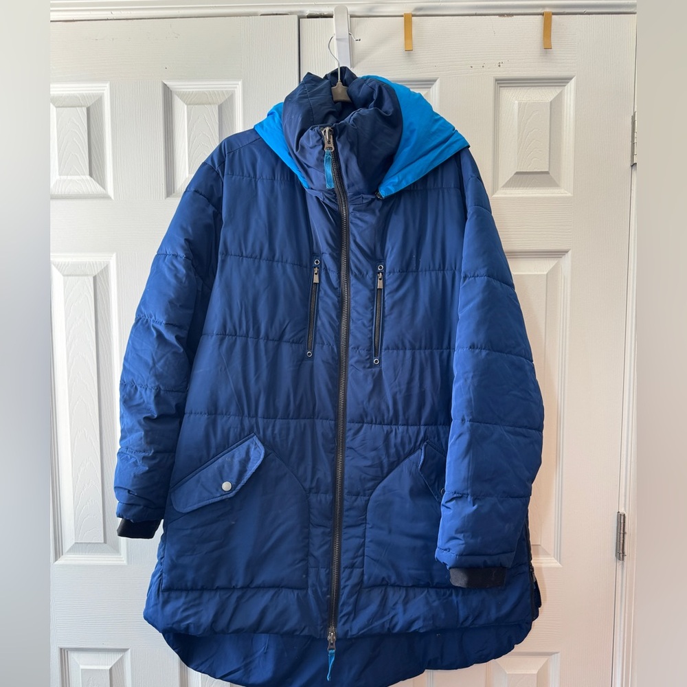 EUC Universal Standard Matterhorn Mid Hooded Puffer in Blue!